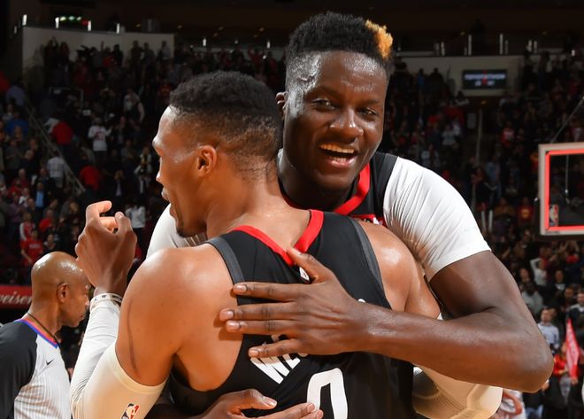 威少采访发飙怒斥媒体，私下却暖心助人