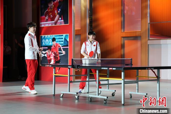 王楚钦、孙颖莎进校园:传承热爱、坚持与团结