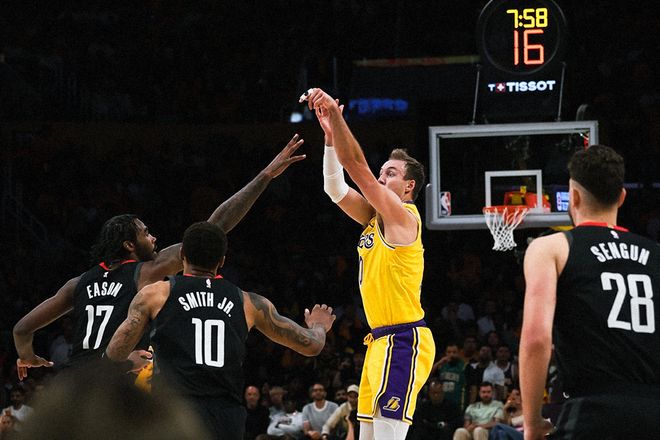 火箭核心杜兰特伤退湖人轻取首胜詹姆斯首节8助